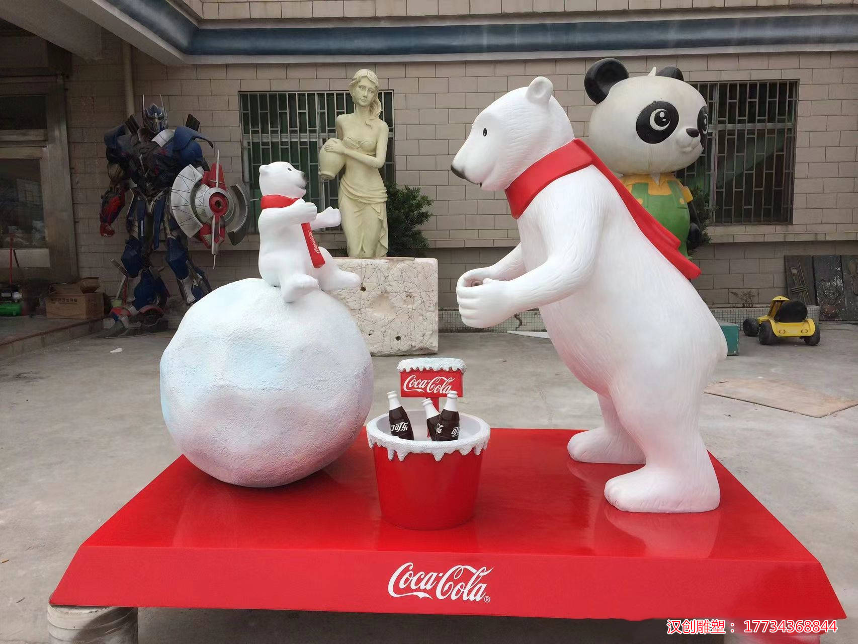 冰雪萌趣 玻璃钢卡通北极熊雕塑点亮户外广场新活力