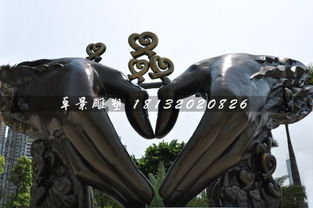 城市温情与艺术的交融 手比爱心雕塑与玻璃钢仿铜之韵